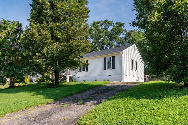 Building Photo - 3 Bedroom Ranch Home with Fenced Yard in Richmond – Available July 15th – $2,295/mo