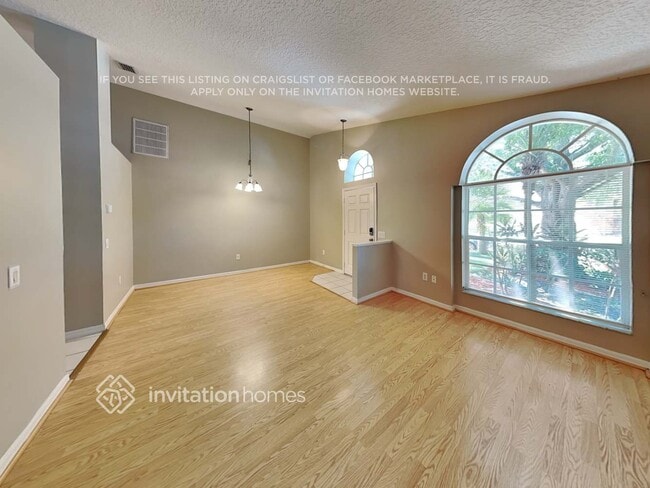 Foto del edificio - 10037 Creek Bluff Dr