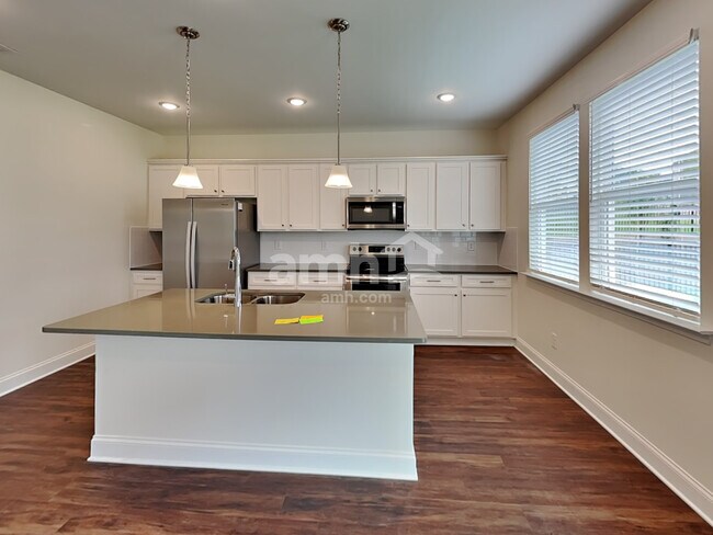 Foto del edificio - 3821 Chivalry Dr