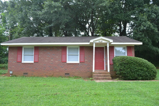 Building Photo - 3 Bed 1 Bath Home Available 8/10/24!