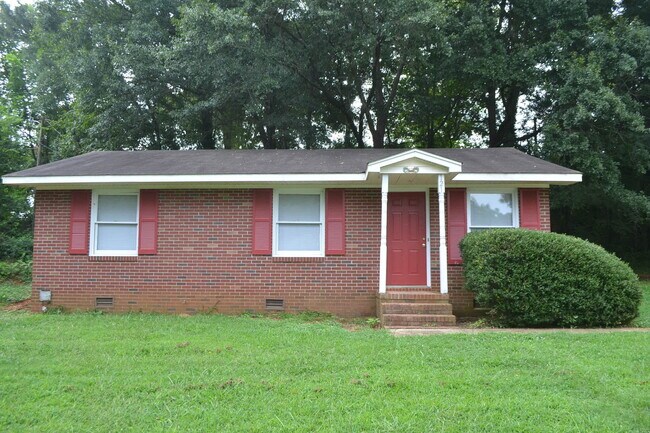 Foto del edificio - 3 Bed 1 Bath Home Available Fall 2026!