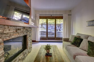 Building Photo - 1520 Chem. du Versant Soleil