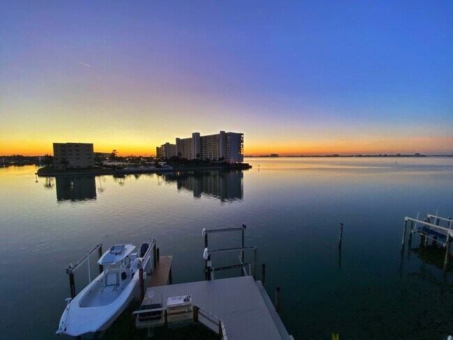 Foto del edificio - 5935 Bayview Cir S