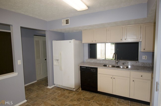 Building Photo - 8825 Applegate Ln