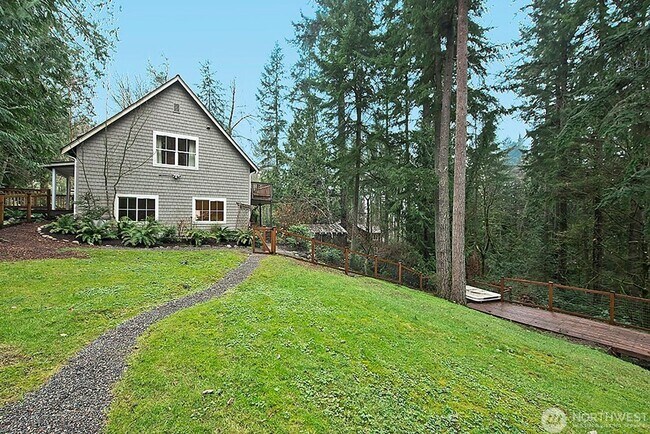Foto del edificio - Bainbridge home for rent in magical setting.