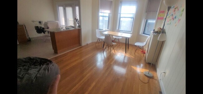 Building Photo - Discounted Modern Packards Corner Apt with...