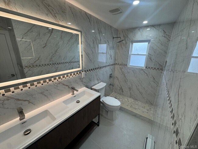 Foto del edificio - 230-07 145th Ave