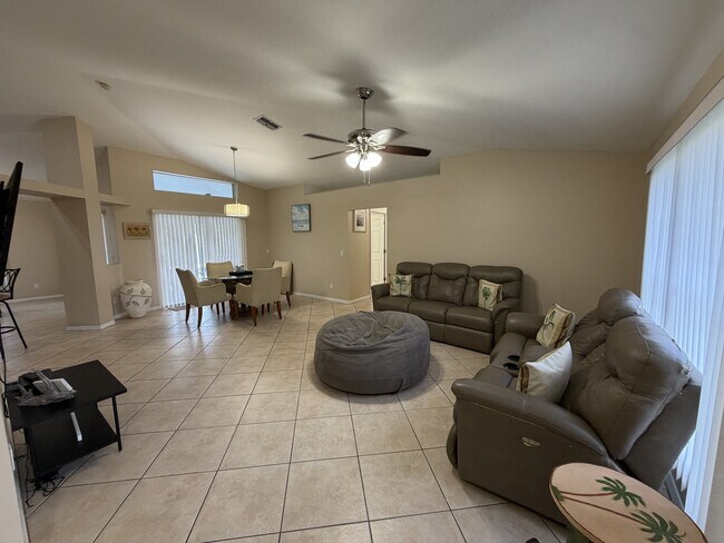 Foto del edificio - 2126 SE 5th Ct