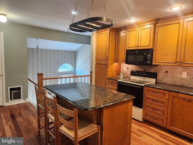 Building Photo - 22016 Beacon Hill Dr