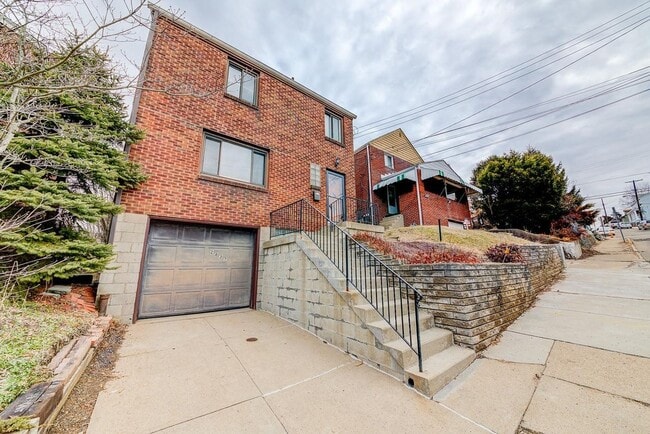 Foto del edificio - Amazing 3 bedroom home in South side available May 1!