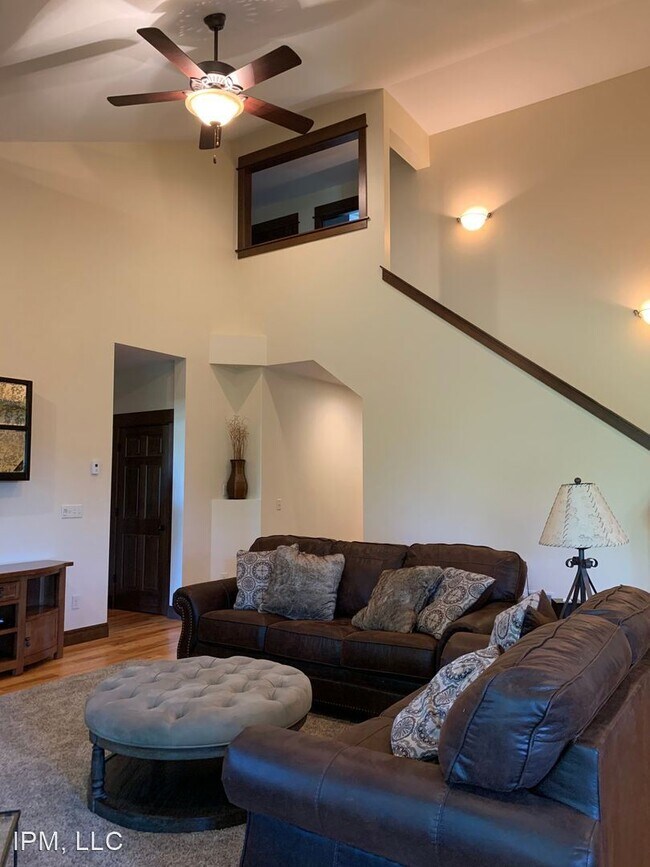 Building Photo - 5 br, 3 bath House - 3105 Madrona Lane