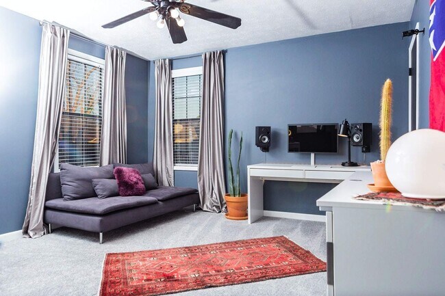 Foto del edificio - **APPLICATIONS PENDING** Stylish 2 Bed Tow...