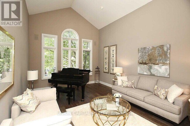 Building Photo - 75 Langtry Pl
