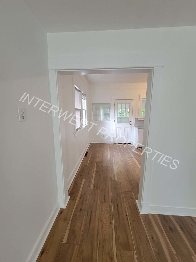 Building Photo - Newly Remodeled 2 bd House with large yard...