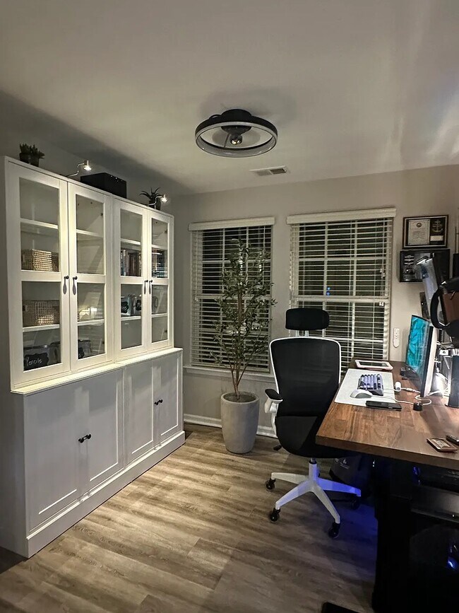 Building Photo - Topiary House