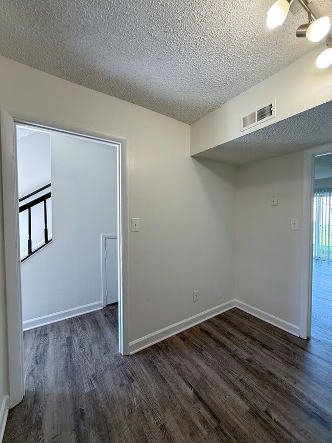 Foto del edificio - 2 Bedroom Townhouse-Style Apartment | Comi...