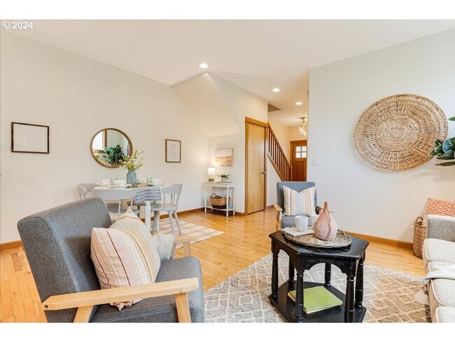 Foto del edificio - Charming 3-Bed, 2.5-Bath Townhome with Private Patio, Open Floor Plan, and Prime King Neighborhoo...