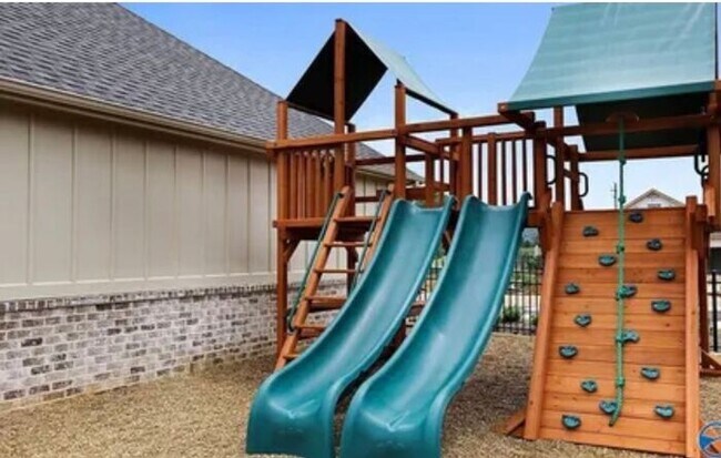 Foto del edificio - Coming in May with a FENCED YARD