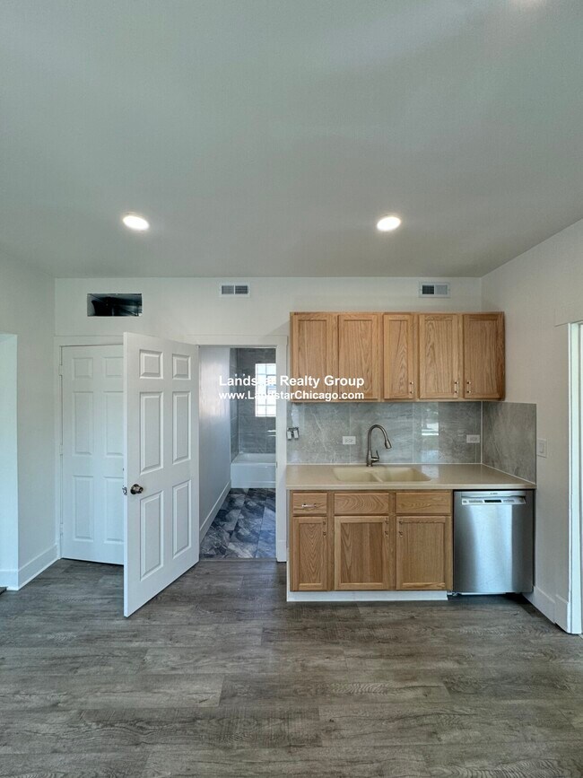 Building Photo - 3904 N Nordica Ave