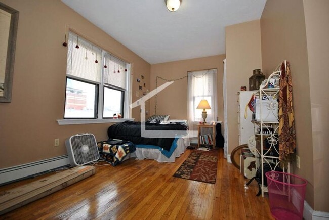 Building Photo - Nicely renovated 4 bed near the Green Line...
