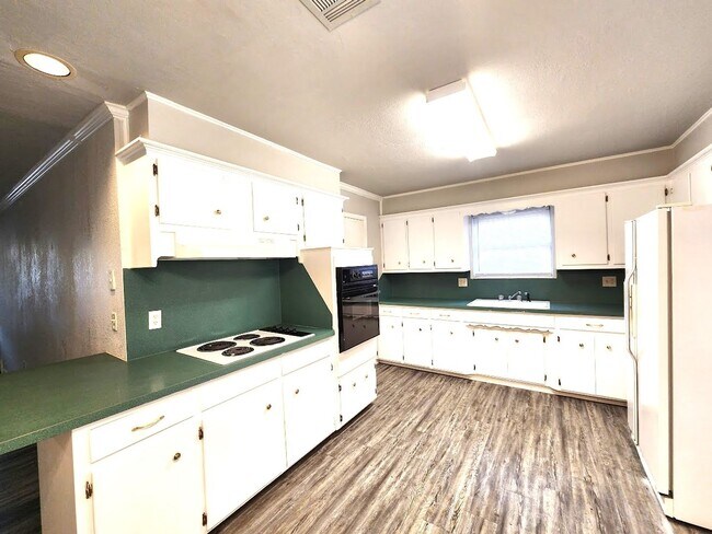 Foto del edificio - 3 Bed 1.5 Bath 1 Car Garage in the Henders...
