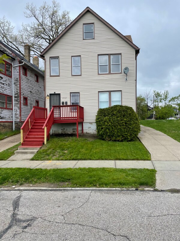 12509 Ave Unit Upper, Cleveland, OH 44120 Room for Rent in