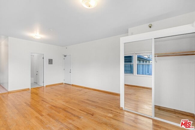 Foto del edificio - 26 Breeze Ave