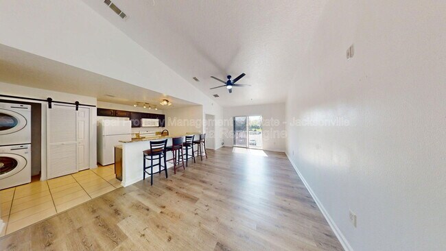 Foto del edificio - 7920 Merrill Rd