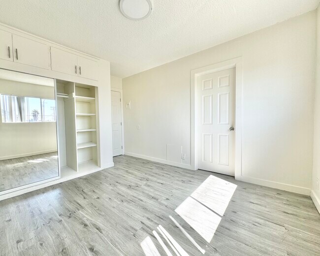 Building Photo - 510 W 87th St Los Angeles, CA 90044