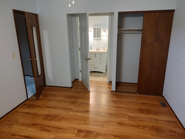 Master Room - 247 Otterbein Dr