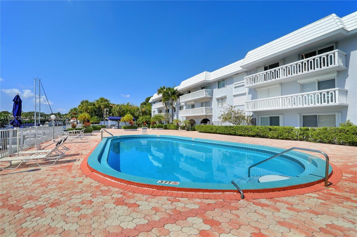 Foto principal - 100 Edgewater Dr