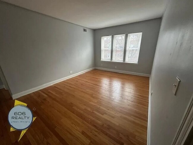 Building Photo - 7346 N Damen Ave