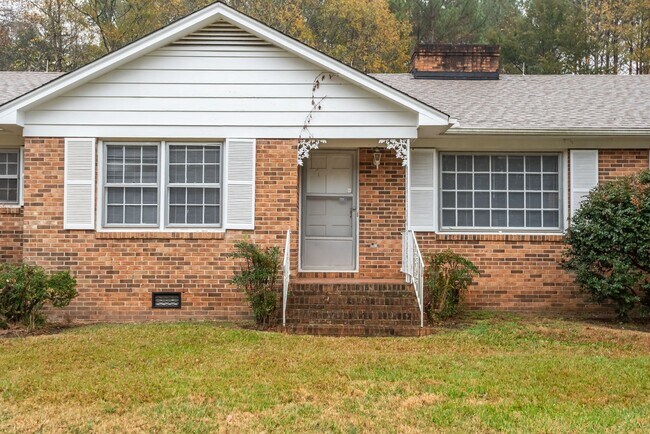 Building Photo - Charming & Convenient Brick Ranch