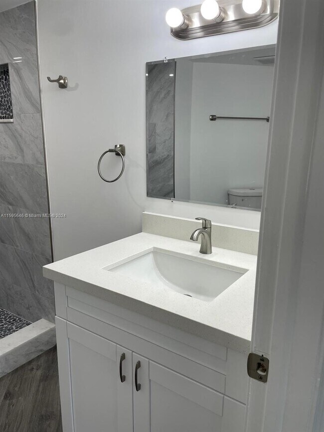 Building Photo - 9447 Fontainebleau Blvd