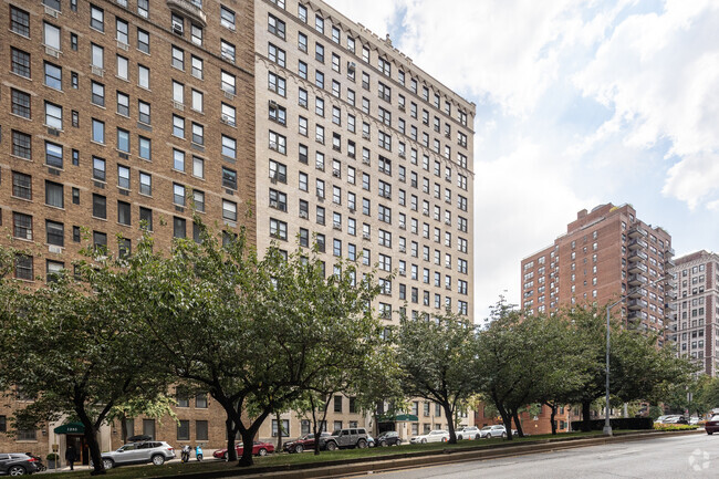 Building Photo - 101 E 95th St