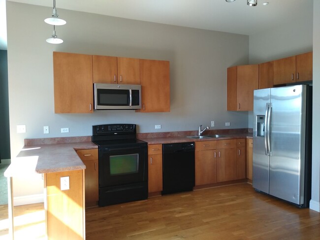 Building Photo - DTC 1 bedroom 1 bath Loft with heated gara...