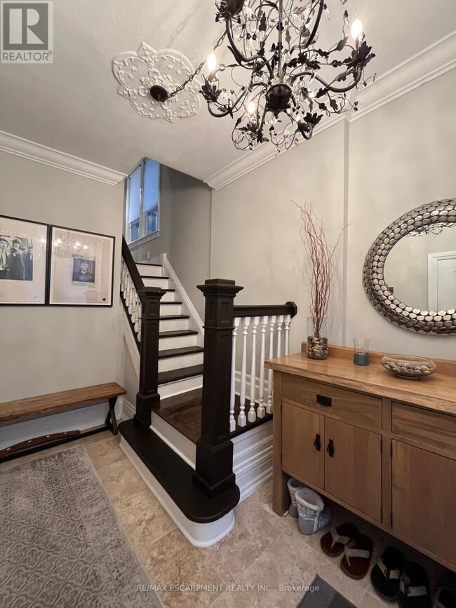 Building Photo - 281 Park St S