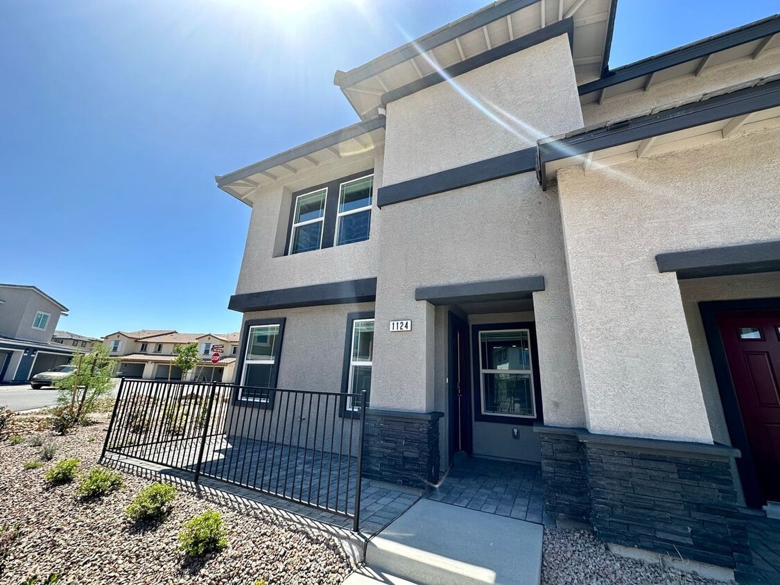 Foto principal - Cadence Modern 2-Story Townhome with Smart Features & Community Amenities
