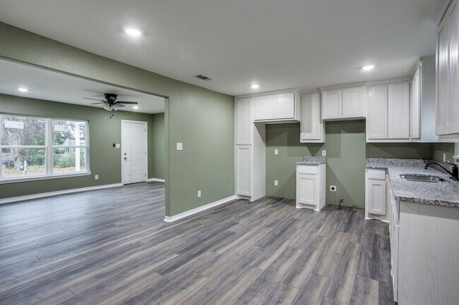Foto del edificio - Beautifully Remodeled 3-1 in Sherman! Fridge, Washer and Dryer Included!