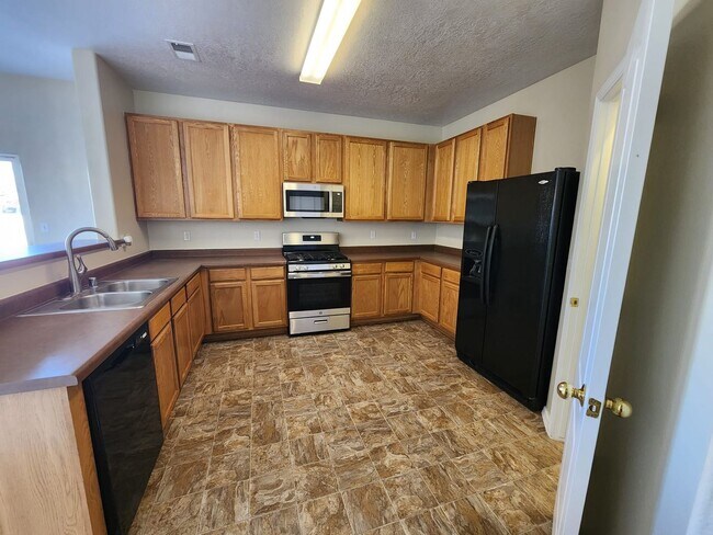 Foto del edificio - Amazing, Large 3 Bedroom Home in Southwest Albuquerque. Refrigerated Air, 2 Car Garage