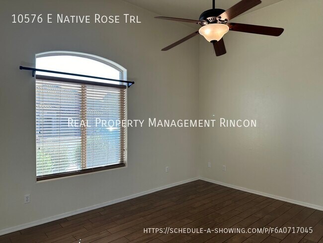 Building Photo - Eastside 3 Bed 2.5 Bath w/ Community Pool!