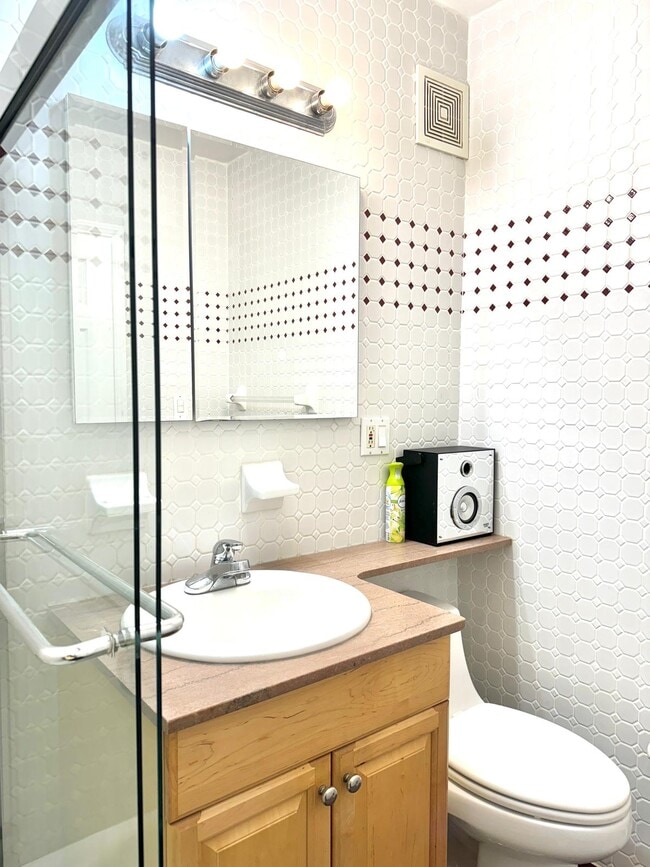 1st level full bathroom - 1155 Welling Ct