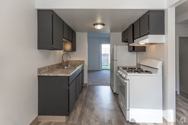 2 BR, 1.5 BA - 910 SF TH - Oak Tree Village Apartments