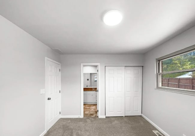 Building Photo - 6 Twinbrook Dr