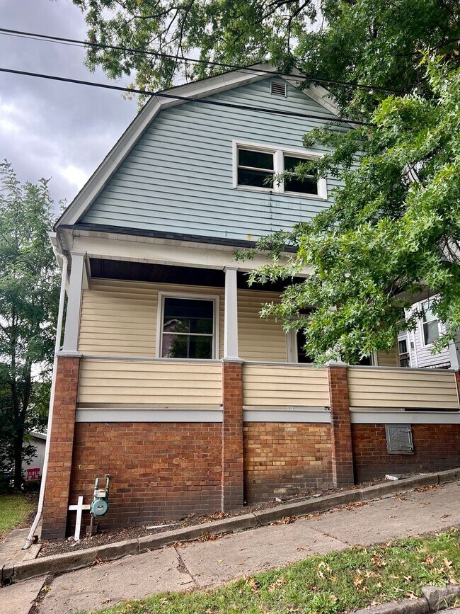 Building Photo - Must See! - Charming 3 Bedroom 2 Bathroom ...