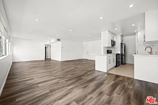 Foto del edificio - 136 S Palm Dr