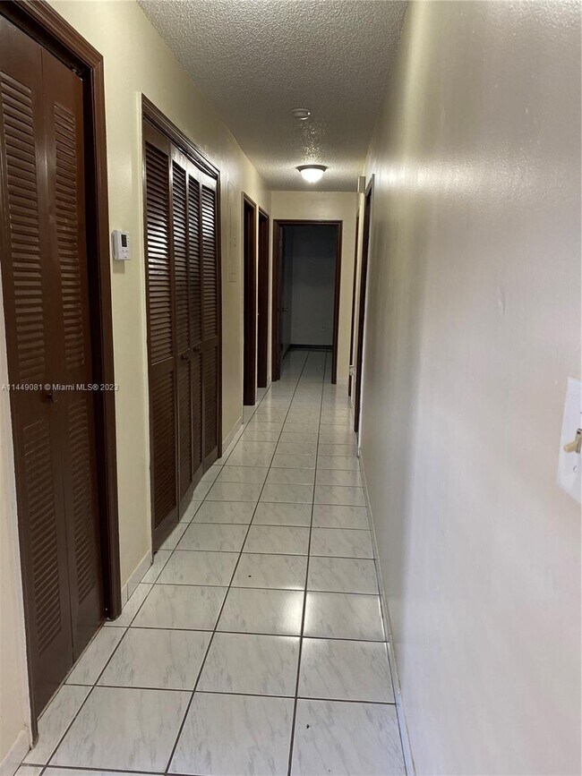 Foto del edificio - 3440 SW 23rd St
