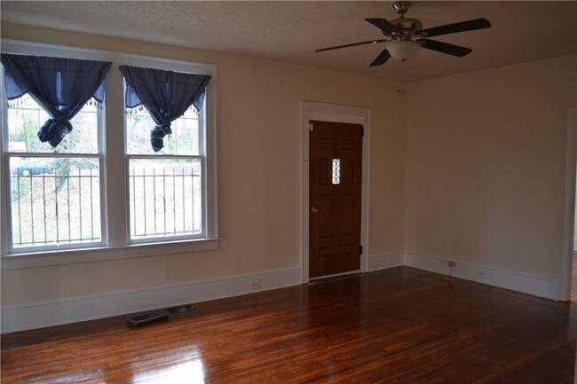 Foto del edificio - 790 N Evelyn Pl NW
