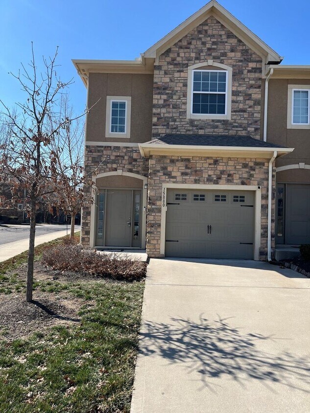 Primary Photo - Beautiful Spacious Home!!