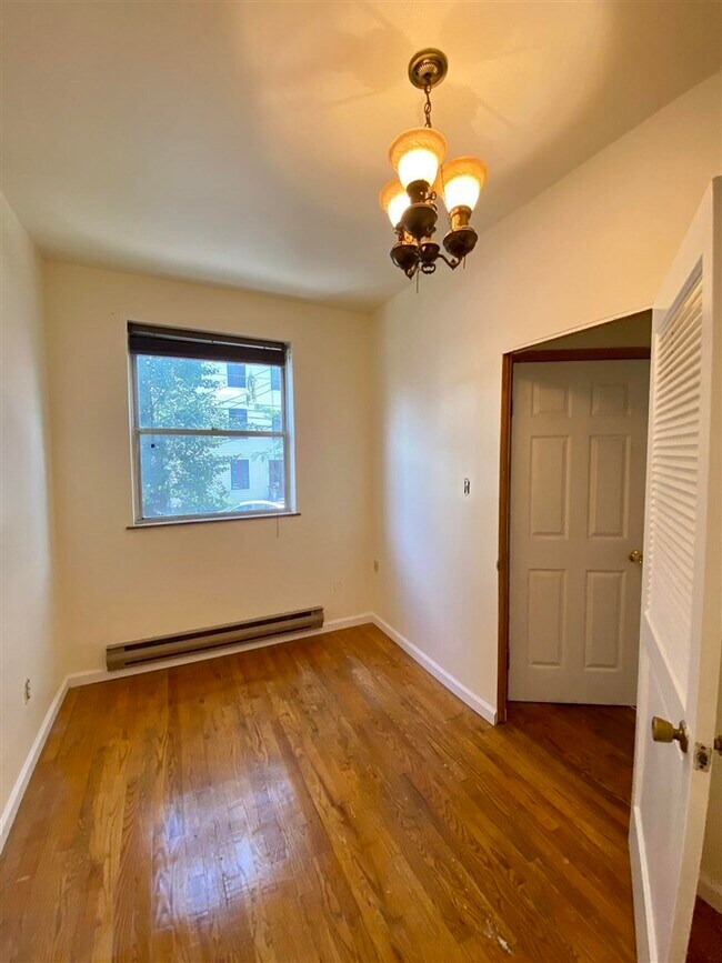 Building Photo - 213 4th St